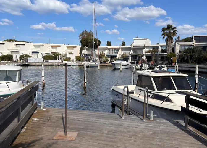 Jolie Marina Avec Chambres Et Acces Ponton